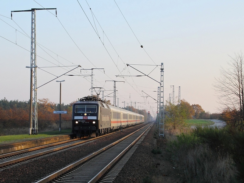 Mit EC 174 nach Hamburg-Altona am Haken durcheilt 120 159-9 ( 150 Jahre M�rklin ) Frauenhain. (31.10.2009)
