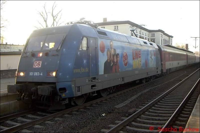 Mit EC 179 Westerland(Sylt)-Prag kommt BR 101 083-4 im Frhjahr 2003 nach Ludwigslust. Die Lok macht Werbung fr den Film  Like Mike .
