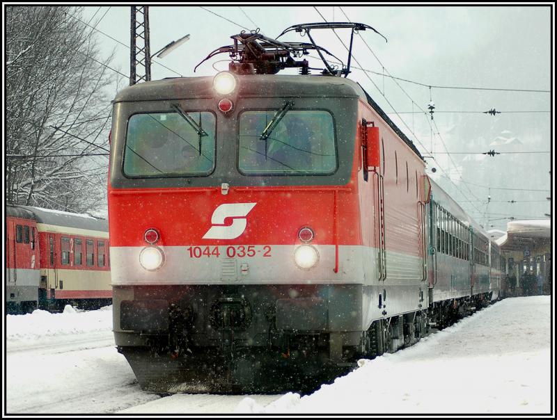 Mit ein wenig Versptung trifft EC 158 gezogen von 1044 035, von Zagreb kommend, in Mrzzuschlag ein. Die Aufnahme entstand am 6.1.2006