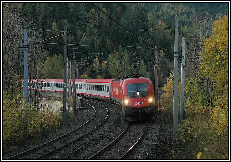 Mit einem 1116er Tandem war am 25.11.2006 der IC 656  Therme Oberlaa Wien  von Graz nach Wien bespannt. Die Aufnahme entstand in der Frh bei noch nicht optimalen Lichtverhltnissen bei der Querung des Adlitzgraben Viaduktes.