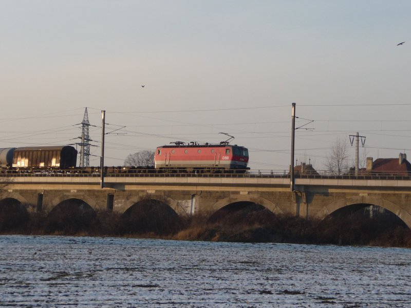 Mit einem 29 Waggon langem Gterzug berquert die 1044 037-0 die Italienerschleife der Floridsdorfer Hochbahn. (19.01.2009)