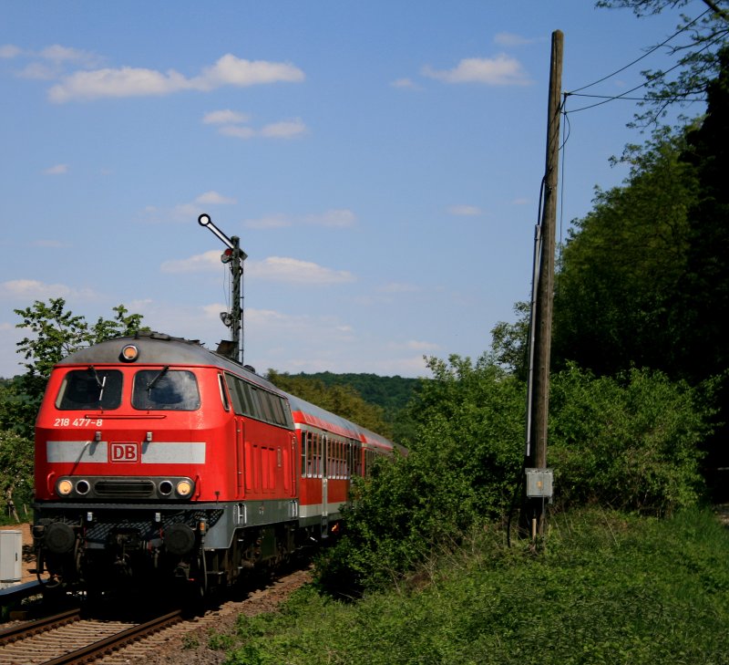 Mit einem angehngten Regionalexpress von Heilbronn nach Mannheim ist 218 477 am 13.05.08 bei Steinsfurt unterwegs. Nchster Halt des Zuges ist Sinsheim (Elsenz).