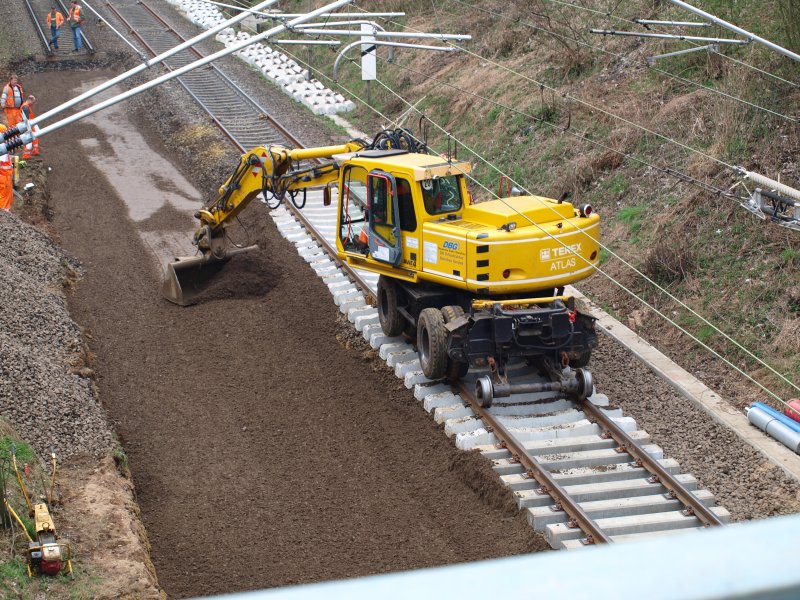Mit einem Atlas 1604ZW wird der Unterbau f�r eine neue Weiche auf H�he gezogen.