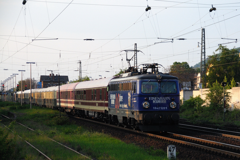 Mit einem bunten Sonderzug in den letzten Sonnenstrahlen erwischt: 1042 520-5  Eisenbahn Kurier  durchfhrt Auerbach an der Bergstrasse. (Ende April 2009).