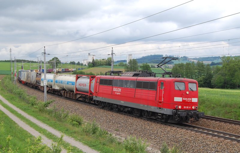Mit einem Containerzug ist die 151 151 am 16.05.2009
im Haidinger Bogen zwischen Haiding und Wels
unterwegs gewesen.