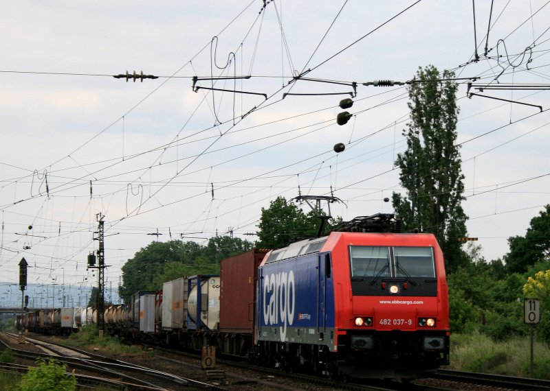 Mit einem Containerzug ist 482 037 am 21.05.08 bei Mainz-Bischofsheim unterwegs.