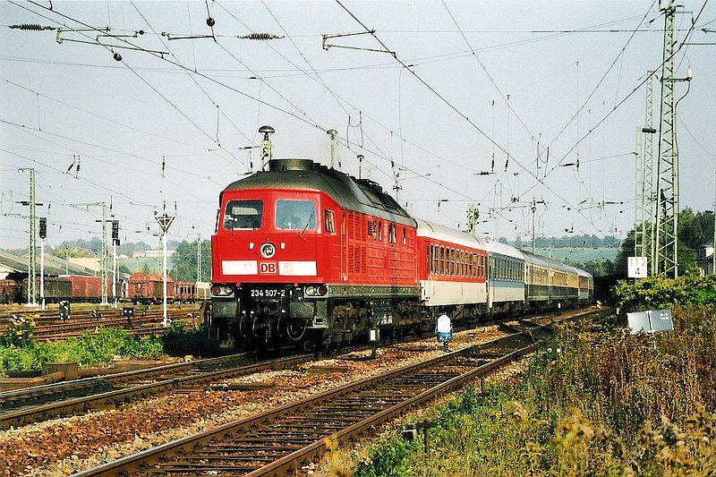 Mit einem D-Zug nach Nrnberg verlt 234 507 am 29.9.2000 den Bf Glauchau.