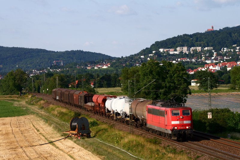 Mit einem ebenso kurzen wie gemischten Gterzug ist 151 021 am Abend des 23.07.08 bei Grosachsen-Heddesheim mit Fahrtrichtung Mannheim unterwegs. 