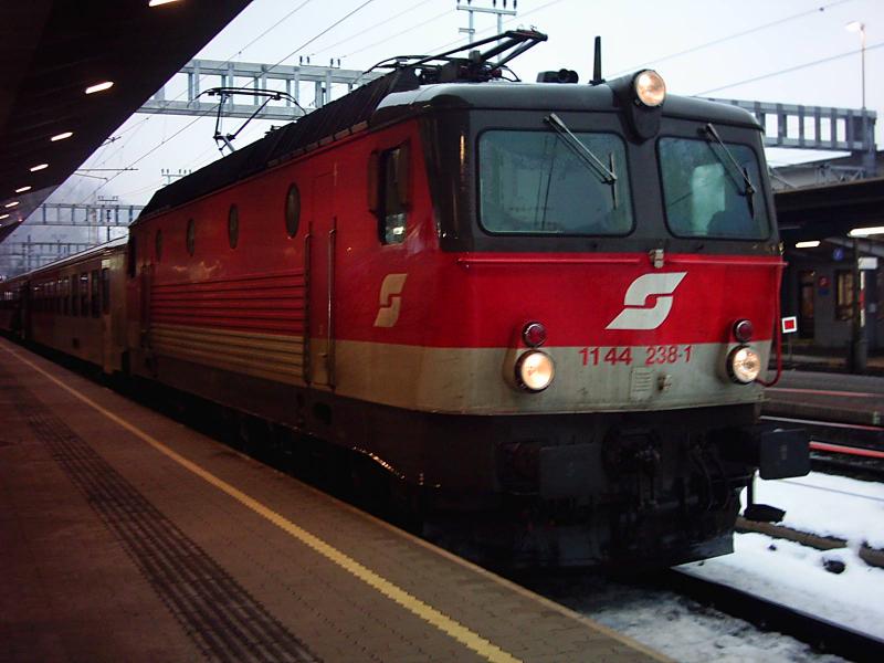 Mit einem Entlastungseilzug von Innsbruck nach Lindau fhrt 1144 238 am 11.02.2005 in Feldkirch ein. 