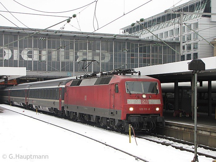 Mit einem Ersatz-IC nach Stuttgart steht 120 113 am 21.2.09 im Mnchner Hbf zur Abfahrt bereit.