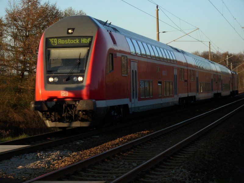 Mit einem Flirt hatte ich gerechnet als am Abend vom 21.April 2009 der RE 33220 Sassnitz-Rostock mir als Doppelstockzug bei Bergen/Rgen begegnete.