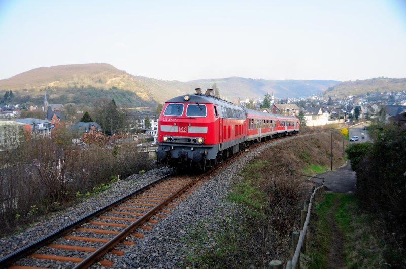 Mit einem freundlichen Dank frs  Bewachen  der Kamera... drhnt die Regionalbahn aus dem Rheintal zu Boppard in den Hunsrck hinauf. (April 2009).