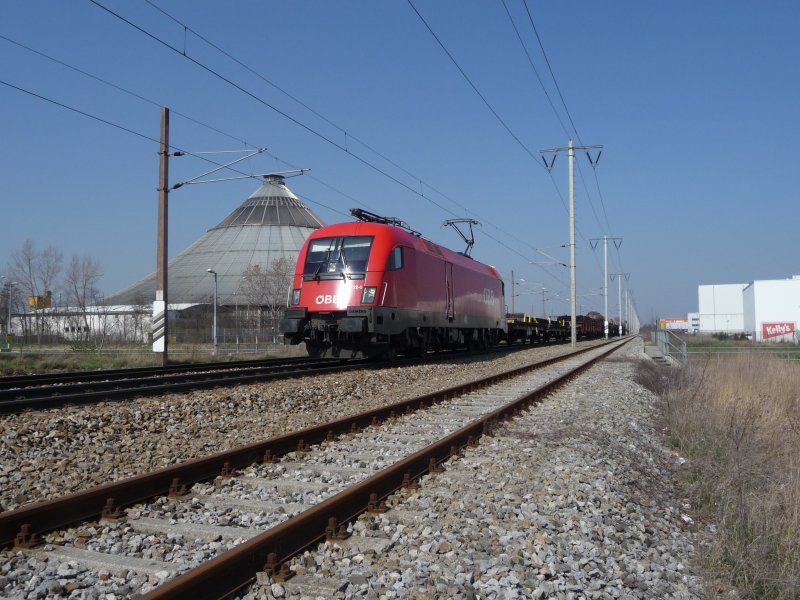 Mit einem gemischten Gterzug nhert sich die 1116 132-0 der Bahnhaltestelle Breitenleer Strae. (02.04.09)