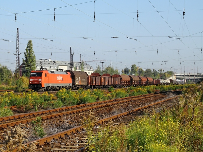Mit einem gemischten Gterzug ist 152 002-2 am 26.9.2009 durch Leipzig-Schnefeld unterwegs.