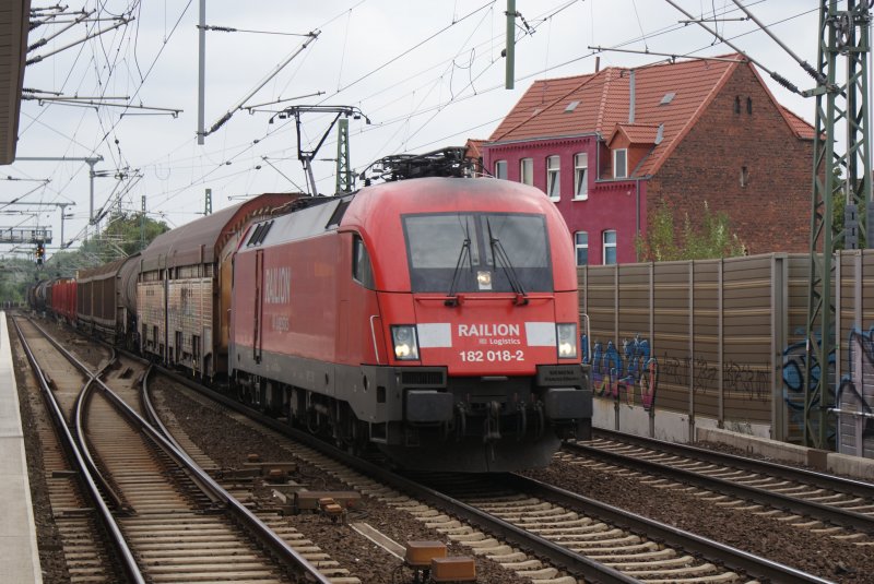 Mit einem gemischten Gterzug fuhr am 21.08.2009 die 182 018-2 durch Hannover Liden/Fischerhof.