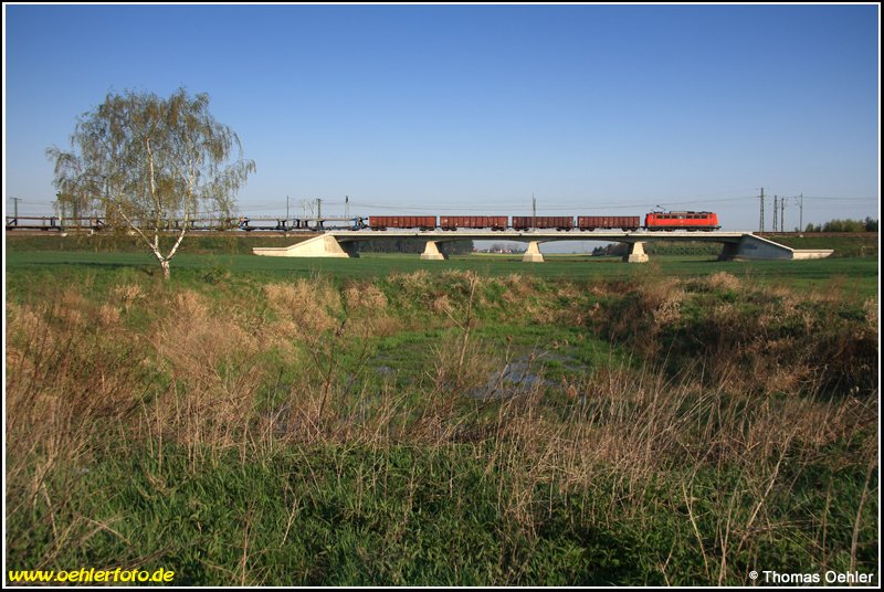 Mit einem gemischten Gz fhrt eine unerkannt gebliebene 140 am 24.04.08 ber die Elbe-Flutbrcke bei Rderau-Bobersen in Richtung Dresden.
