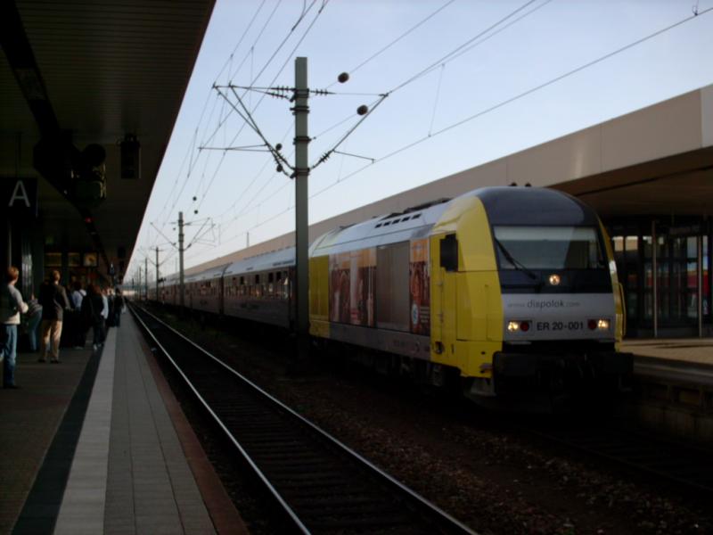 Mit einem Gesellschaftssonderzug nach Bielefeld steht eine Diesellok in Mannheim Hbf(24.10.04).