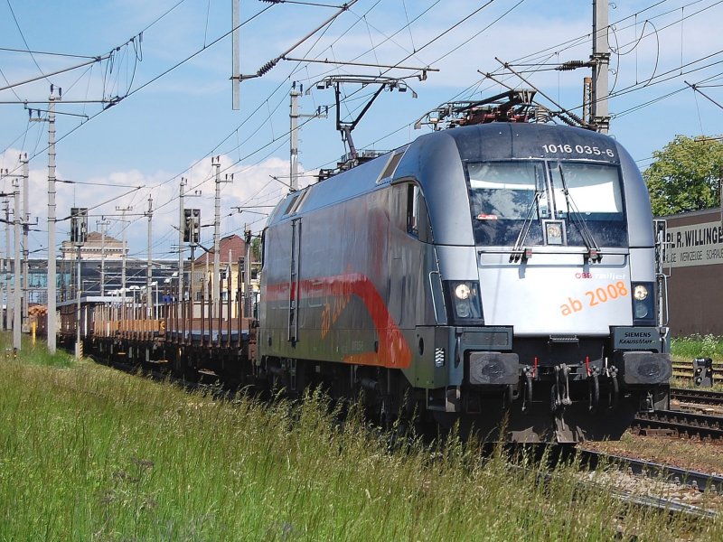 Mit einem Gterzug ist am 24.05.2008
die 1016 035 in Wels durchgefahren.