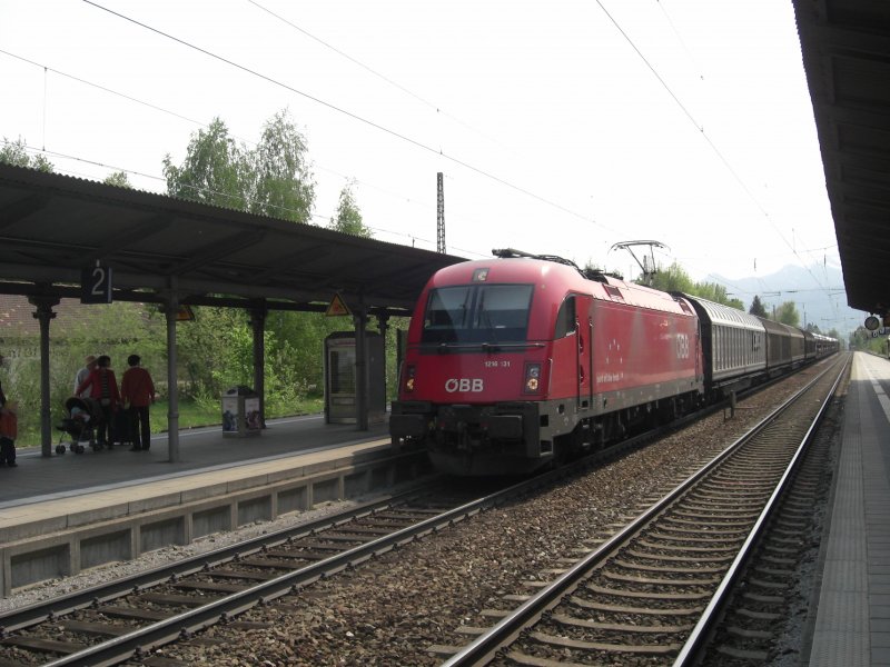 Mit einem Gterzug durchfhrt am 1. Mai 2009 der Taurus 1216 131 den Priener Bahnhof in Richtung Rosenheim. 