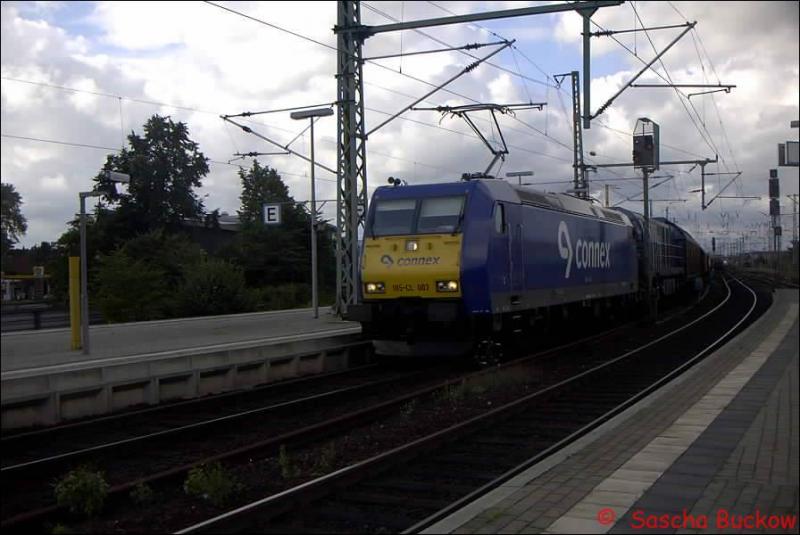 Mit einem Gterzug von Flensburg nach Hamburg fahren BR 185-CL 003 und eine G2000 im Sommer 2002 durch Neumnster.