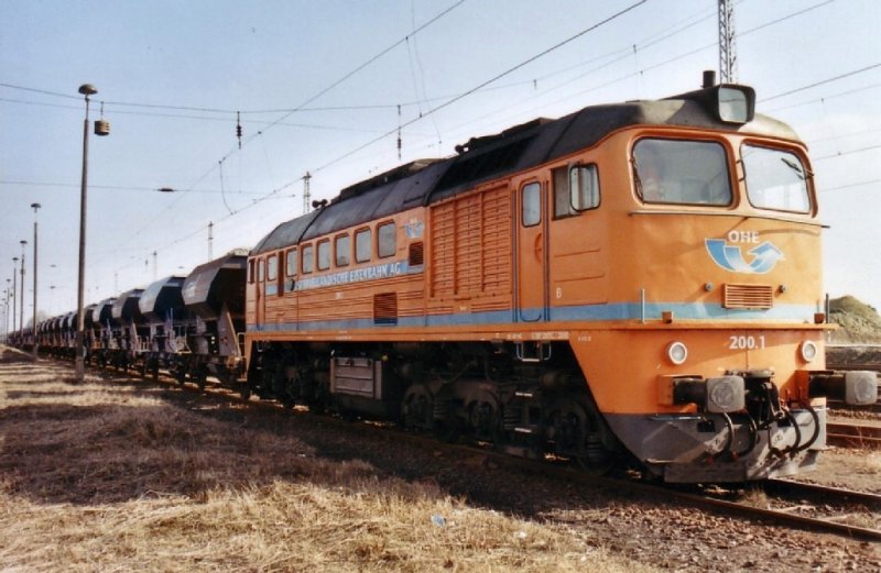 Mit einem G�terzug steht die OHE V200.1 im Bahnhof Schwarzkolm.15.03.2003