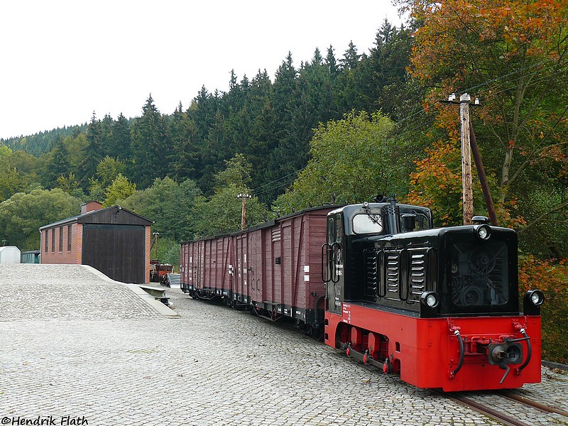 Mit einem Gterzug wurde 199 009 im Bahnhof Schmalzgrube fotogerecht aufgestellt. Aufgenommen am 03.10.2009