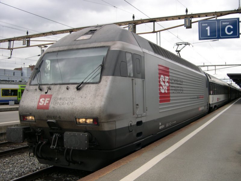 Mit einem IC nach Interlaken steht am 27.05.2007 die fr das schweizer Fernsehen werbende Re 460 107-6 in Thun.