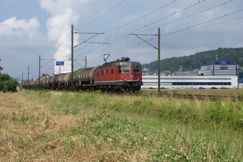Mit einem Kesselwagenzug am Hacken fhrt die Re 6/6 11649 am 16.7.09 von Schnerwerd Richtung Aarau.