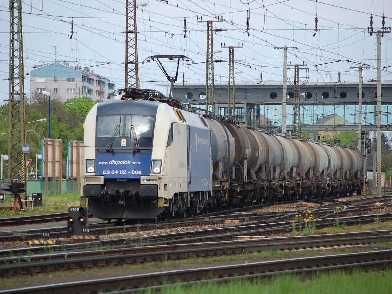 Mit einem Kesselzug ist die
WLB-Lok ES 64 U2-068 am
26.04.2008 in Wels durchgefahren.
