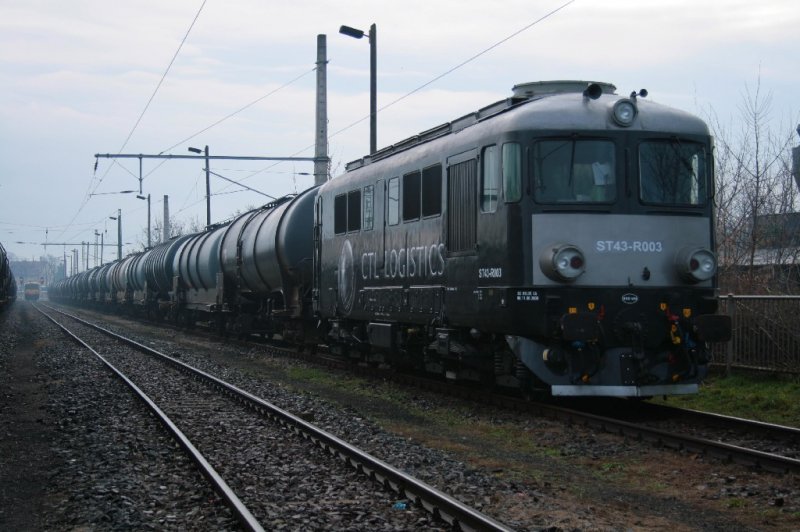 Mit einem Kesselzug wartet CTL ST43-R003 in Guben auf weiterfahrt.06.12.2008