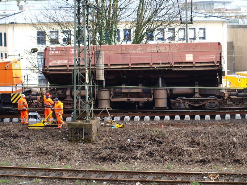 Mit einem Kipper wird Sand in das ausgebaggerte Nachbargleisbett geschttet. Der Bauzug fhrt auf einem neuen Weichenstck das noch nicht eingeschottert ist.