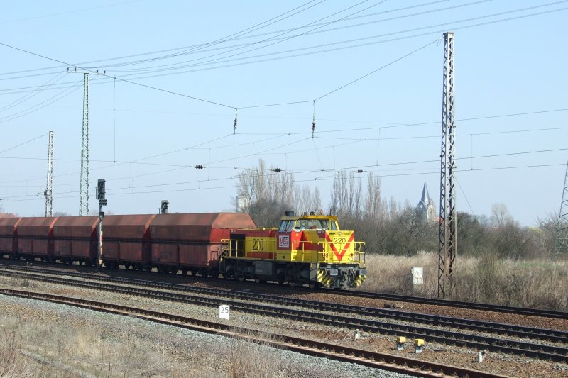 Mit einem Kohlezug fhrt die Lok 220 der MEG , Baureihe MaK G 1206 , nach Buna. HIer bei der UAsfahrt aus Grokorbetha.
Grokorbetha, der 3.4.09