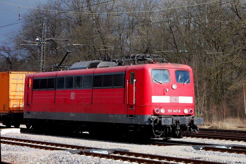 Mit einem kurzen Containerzug eilt 151 147-6 der Ostersonne entgegen.. Zwei Minuten spter war es wieder trb in trb und es graupelte..Frohe Ostern..
