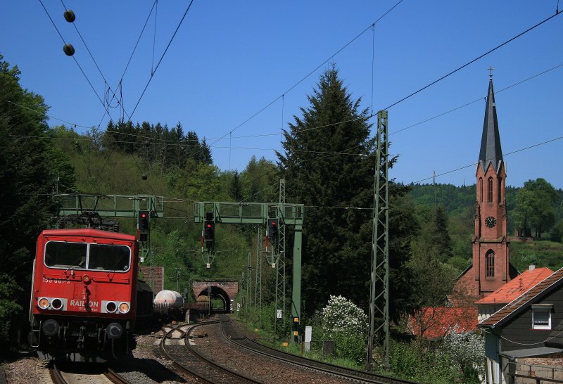 Mit einem langen Gterzug Richtung Neustadt an der Weinstrae durchfhrt 155 081 am 10.05.08 den Ort Weidenthal im Pflzer Wald.