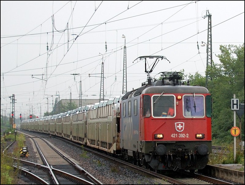 Mit einem langen Lae-Wagenzug, beladen mit fabrikneuen japanischen Autos, fuhr 421 392-2 am 08.08.2006 durch Mannheim-Friedrichsfeld in Richtung Schwetzingen.