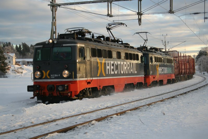 Mit einem Leerholzzug sind Hectorail 142 104-9 Kane und 142 003-3 Schmidt in Torpshammar am 30.12.2008 auf dem Weg nach nge.