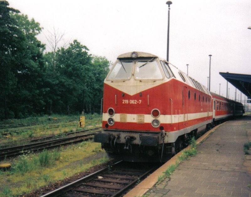 Mit einem der letzten RE Zge Gera-Zwickau, steht 219 062-7 im Mai 1999 in Gera Hbf.