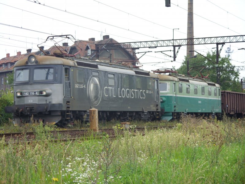 Mit einem privaten Gterzug bestehend aus tschechischen, polnischen und slovakischen Eaos-Wagen durchfahren zwei ehem. PKP-Loks den Hauptbahnhof von Opole in Richtung Krakow. Am 29.08.08  