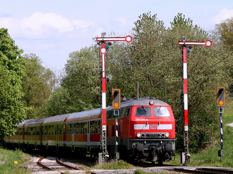 Mit einem RE nach Mannheim ist 218 476 am 03.05.08 bei Grombach unterwegs, dessen kleinen Bahnhof sie in Krze durchfahren wird.
