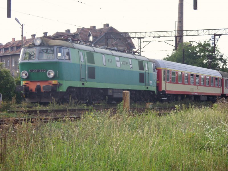 Mit einem RE von Wroclaw Glowne nach Krakow Glowne tuckert ET22-392 gemtlich, aber mit einem riesen Klapperkonzert, an mir vorbei. Opole Glowne am 29.08.08 