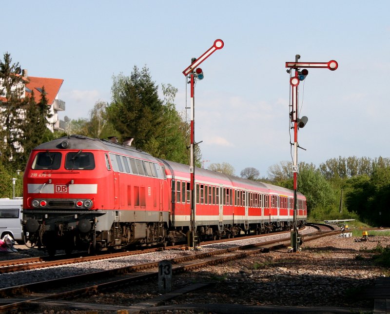Mit einem Regionalexpress nach Heilbronn hat 218 478 gerade Steinsfurt durchfahren. In rund 15 Minuten wird sie, nach der Durchfahrt von Grombach und Babstadt, ihren nchsten Halt, Bad Rappenau, erreicht haben, 02.05.08.