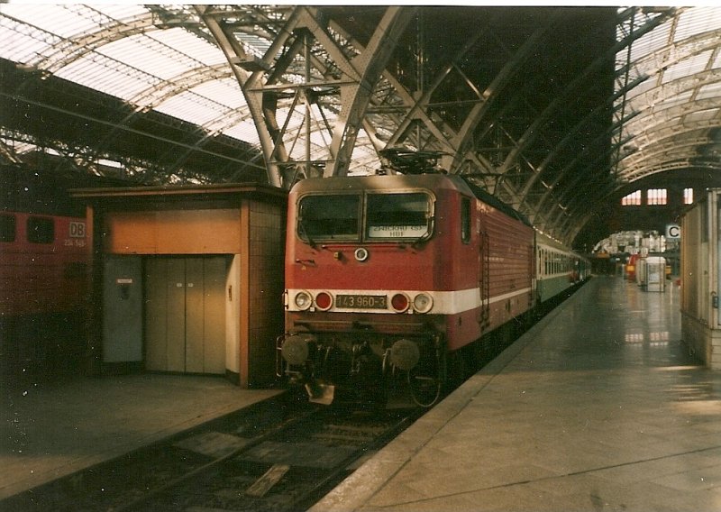 Mit einem Regionalexpress nach Zwickau steht am 18.05.2000.die 143 960 im Leipziger Hauptbahnhof.