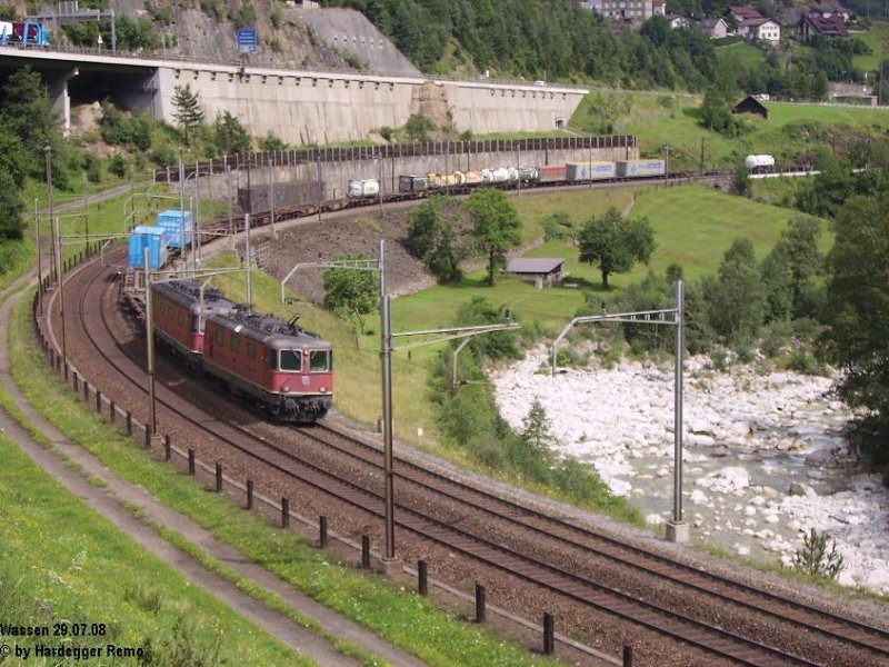 Mit einem relativ gut ausgelasteten Containerzug fhrt ein 
Re 10/10 - Gespann sdwrts.
Wattingerkurve Wassen 29.07.08