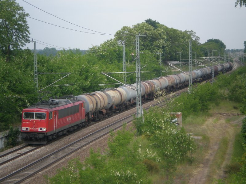 Mit einem schnen Kesselbomber fhrt 155 082-1 am 26.5.2008 durch Wittenberg richtung Leipzig.