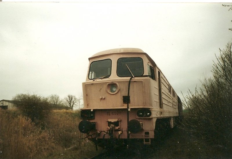 Mit einem Schutzanstrich und ihrer alten Bezeichnung stand die aus Russland kommende TE 109 014 im Mai 2004 in Mukran.