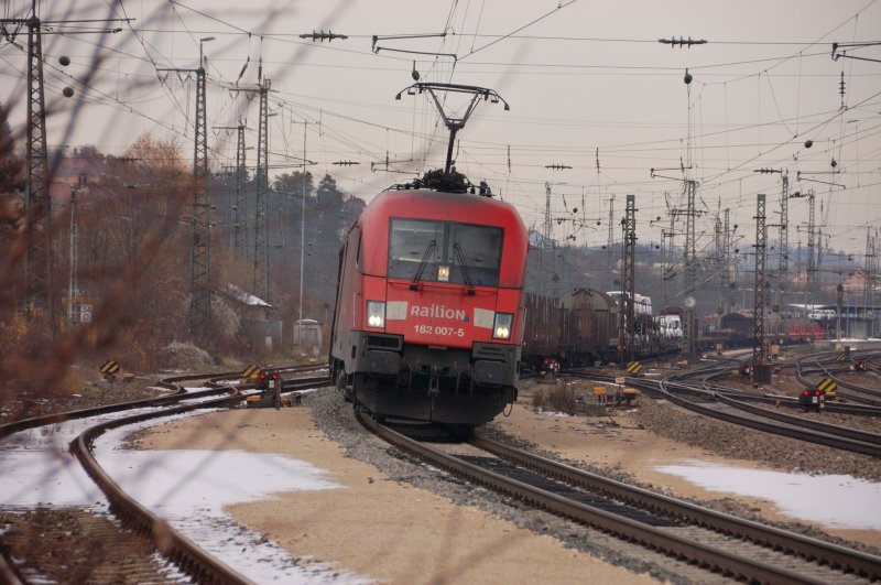 Mit einem schweren Gterzug qult sich 182 007-5 die lange Steigung auf die KBS 982, Richtung Donauwrth, aus Treuchtlingen herauf. (11/2008).