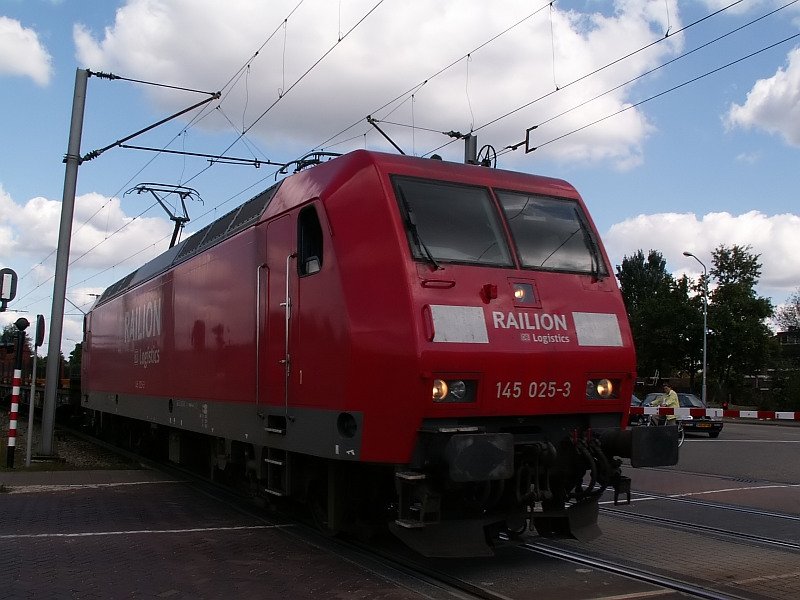 Mit einem schweren Gterzug rauscht diese  145er  aus dem Venloer Bahnhof. Das Foto stammt vom 29.08.2007