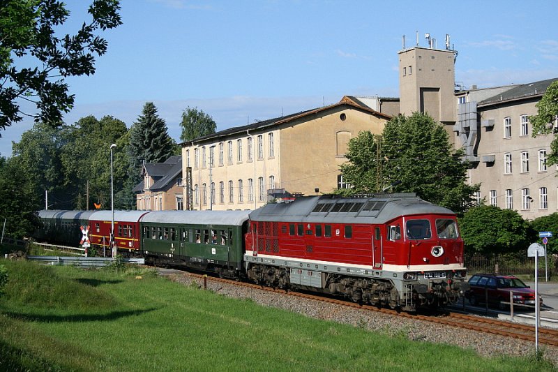 Mit einem Sonderzug von Schwarzenberg nach Lbbenau war LEG 232 158 am 17.6.2007 unterwegs und wurde bei der Ausfahrt aus dem Bf. Thalheim aufgenommen.