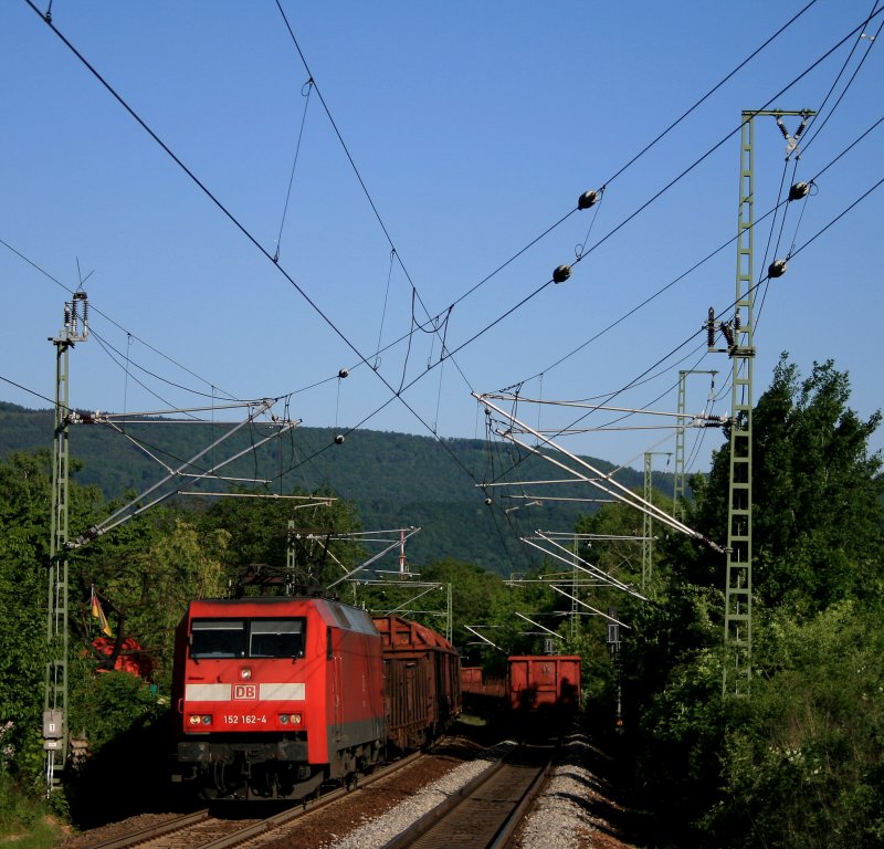 Mit einem Umleiter-GZ Richtung Mannheim ist 152 162 am 10.05.08 bei Heidelberg Pfaffengrund/Wieblingen unterwegs. 