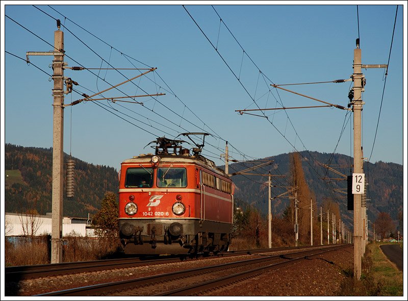 Mit einem Wagensatz h�tte es mir besser gefallen, allerdings muss man heute schon froh sein, �berhaupt noch eine 1042er vor die Linse zu bekommen. 1042 020 am 9.11.2008 als Lokzug unterwegs, aufgenommen kurz vor Niklasdorf.